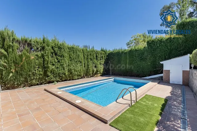 CASA PAREADA EN LA ZUBIA CON PISCINA, ZONA DE BARBACOA Y JARDÍN — 3