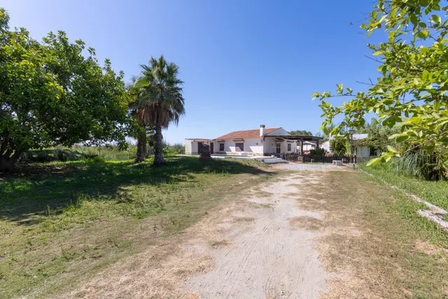 CASA CORTIJO EN MOTRIL. SITUADA A 2,5 KM DE LA PLAYA — 28