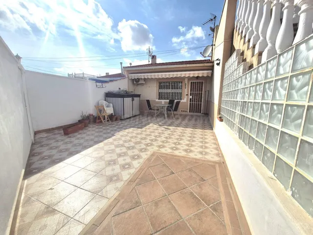 BUNGALOW EN PLANTA BAJA DE 2 DORMITORIOS Y AMPLIA TERRAZA -  - foto 3