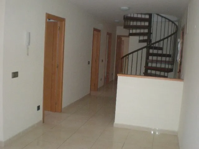 Duplex de 3 habitaciones y 2 baños  con salarium de 100m2 mas garaje y trastero — 2
