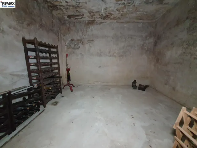Amplia casa en sitio privilegiado. — 32