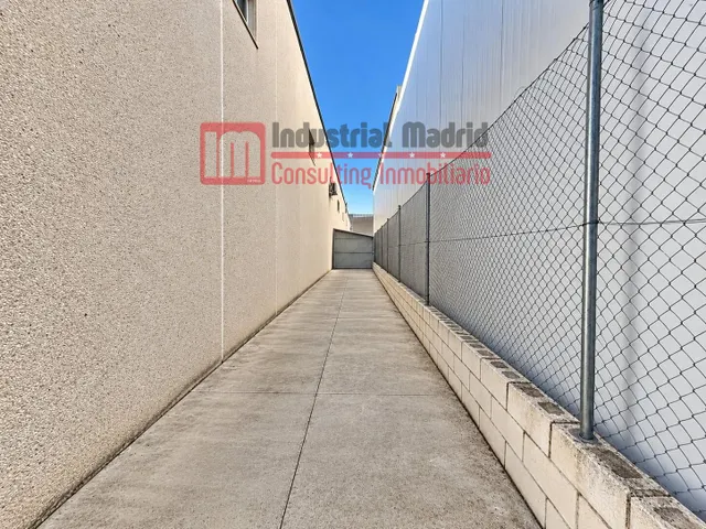 Nave industrial con gran altura, oficinas y excelentes calidades — 7