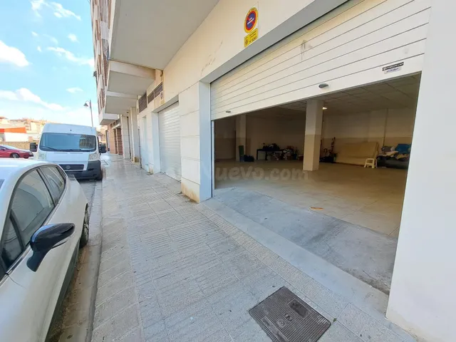 LOCAL COMERCIAL EN VENTA CON DOS PUERTAS A LA CALLE - foto 2