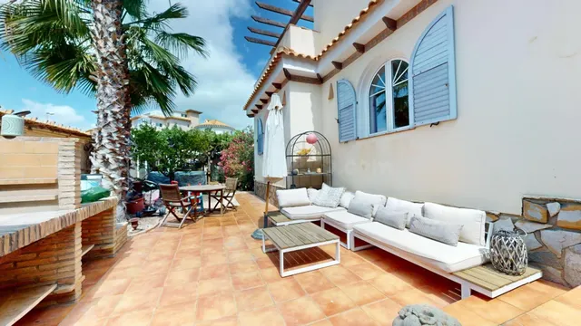 VILLA DE 5 DORMITORIOS Y 3 BAÑOS EN LA ZENIA - foto 5