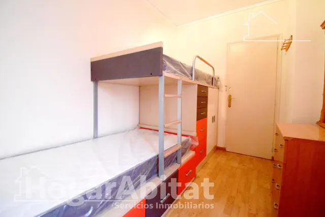 MUY AMPLIO CON 4 DORMITORIOS Y TERRAZA EN EL CENTRO — 29