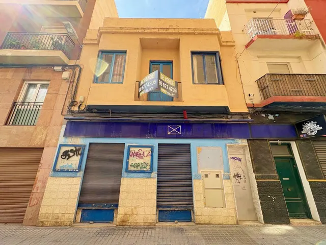 SE VENDE CASA A POCOS METROS DEL PUENTE DE LA VIRGEN