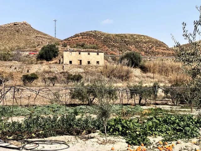 Se vende cortijo a distancia de a pie al pueblo — 36