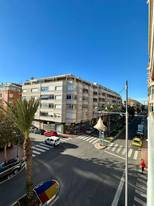 Se vende piso con garaje cerrado y terraza de 10 m2 en Torrevieja — 32