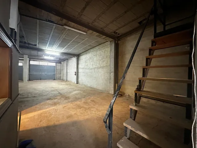 Local comercial con oficinas y zona de trabajo — 14