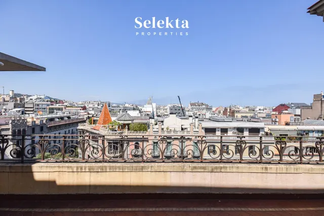 Exclusivo ático a reformar en Rambla Catalunya con terraza y