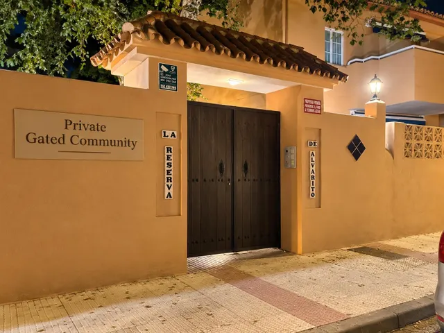 ADOSADO REFORMADO JUNTO A LA PLAYA EN ELVIRIA, MARBELLA ESTE — 25