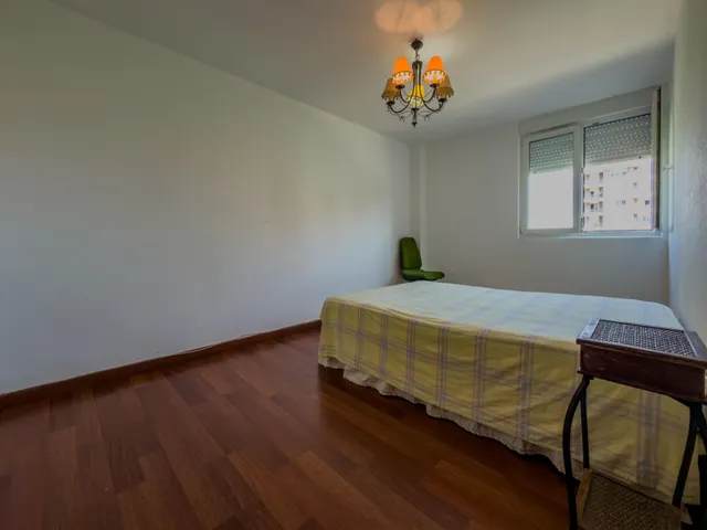 Piso con terraza a la venta en Fernando de Los Rios. — 24