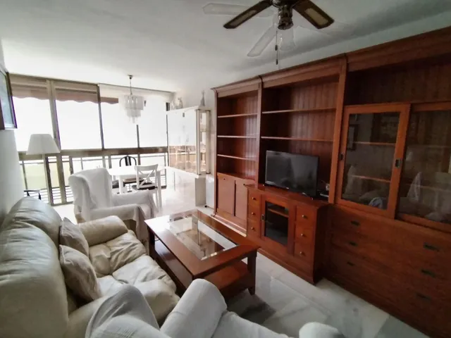 Apartamento de esquina con 2 dormitorios y terraza acristlada en 1 Linea playa Levante. — 6