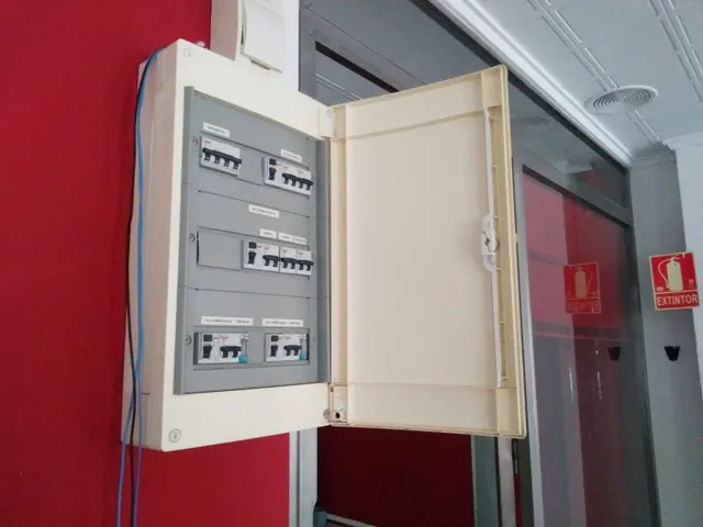 Local comercial de amplias dimensiones con ventanales de acero en zona Miguel Hernández de Alacuás — 11