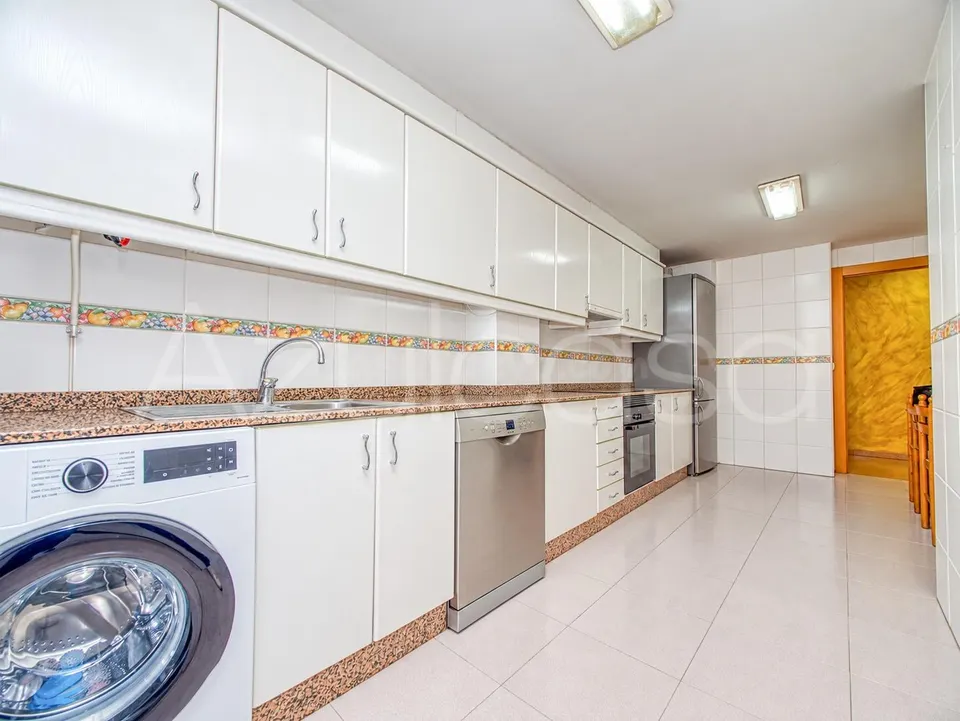 Piso en venta de 2 dormitorios y 2 baños con garaje y trastero en Altozano, Alicante