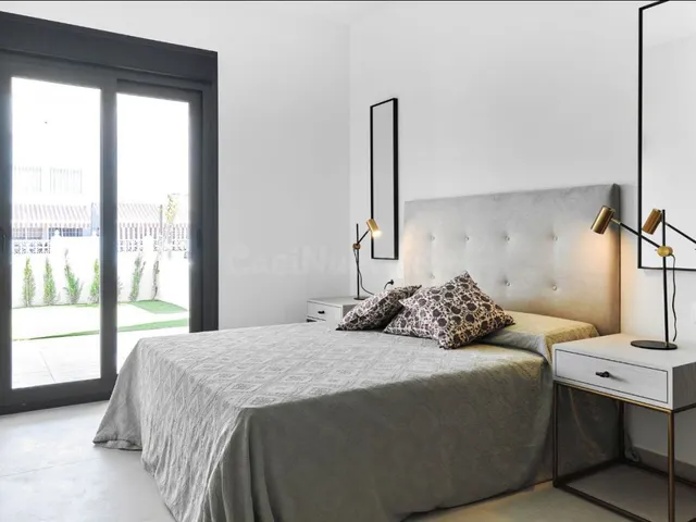 Chalet Moderno con Jardín en Torrevieja - Ideal Familias — 44