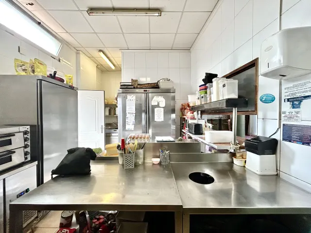 Local comercial 109m² en venta - Villamartin — 18