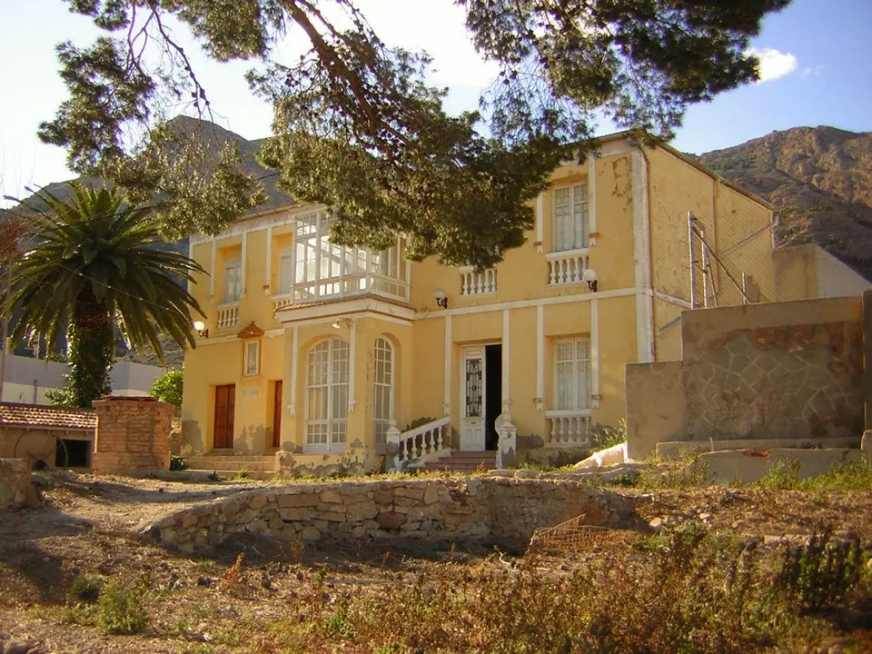 Finca de 12.441 m2 en Orihuela suelo urbano y rustico con preciosa casa y suministros