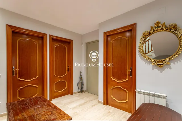 Amplia vivienda con ascensor, patio y terrazas — 16