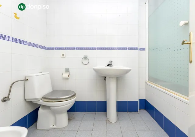 IVIENDA DE VPO, Piso de 3 dormitorios y 2 baños, con cochera junto al Parque de Bomberos. — 14
