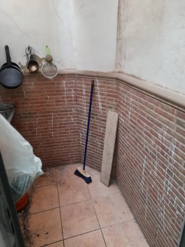 SE VENDE LOCAL /  BUENA ZONA /ZONA CAROLINAS — 4