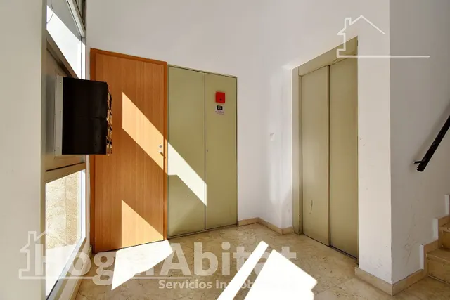 Muy amplio con balcón, exterior y muchísima luz natural — 38