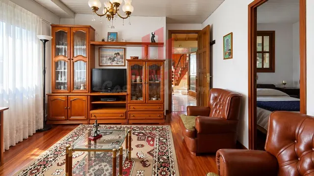 CASA DE TRES PLANTAS CON TERRAZA Y GARAJE AMPLIO CERCA DEL P - foto 3