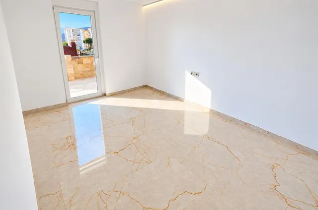 Se vende atico 5 habitaciones  totalmente reformado con vistas al mar  en pleno centro d Benidorm — 19