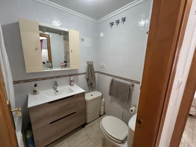 Apartamento esquinero luminoso y espacioso de dos plantas (aprox. 90 m2 - plantas 1 y 2) con gran terraza en la planta baja, 3 balcones (2 al sur y 1 al norte) y una gran piscina comunitaria. — 29