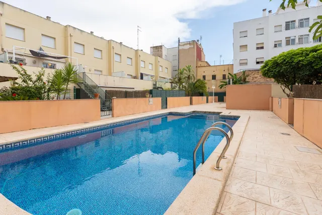 Casa adosada con ascensor, amplios espacios y piscina comuni