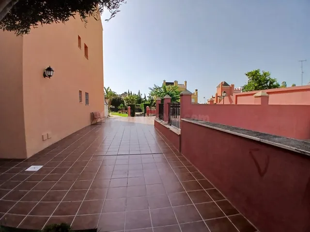 Gran vivienda en campo de golf con terraza y piscina. - foto 3
