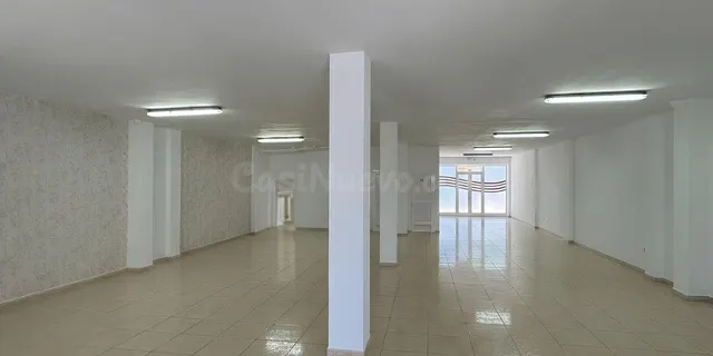 ¡OPORTUNIDAD ÚNICA! Amplio y Luminoso Local Comercial a Pie  - foto 3