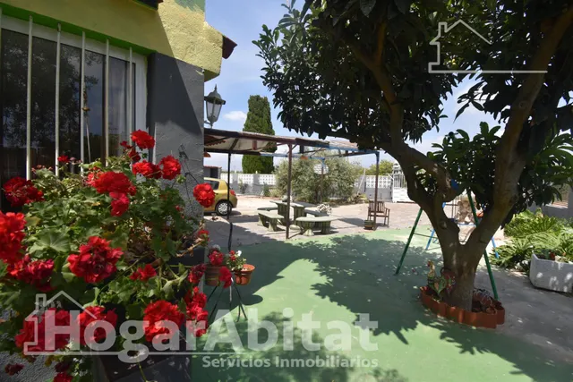 CHALET RÚSTICO CON PISCINA, TERRAZA Y PARKING — 40