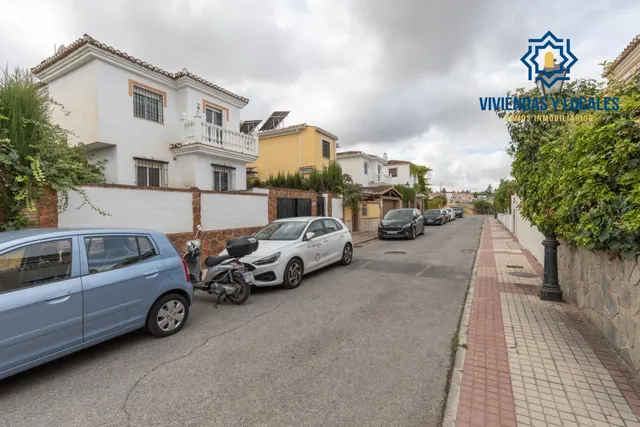 Casa independiente con piscina en La Zubia. — 43