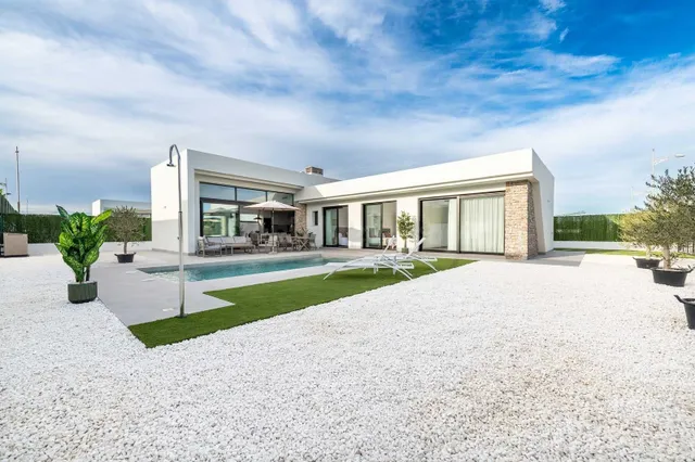 Villa de diseño con piscina privada en parcela de 550 m2 — C