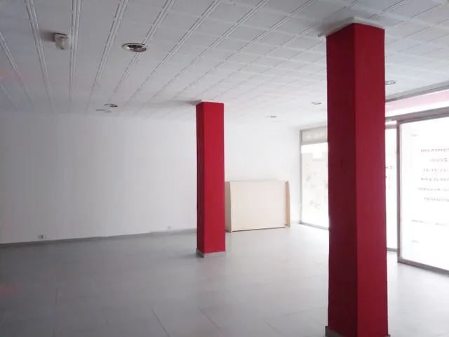 Local comercial de amplias dimensiones con ventanales de acero en zona Miguel Hernández de Alacuás — 5