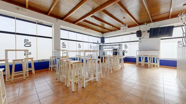 GRAN RESTAURANTE CON ESPACIOSA TERRAZA — 22