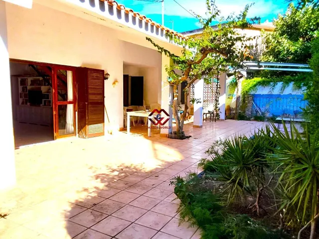 Chalet en venta a 100 metros del mar en Santiago de la Riber
