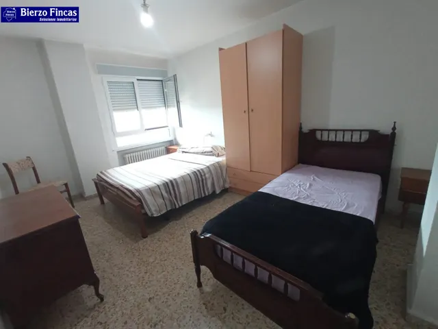 SE VENDE AMPLIO PISO EN PONFERRADA — 22