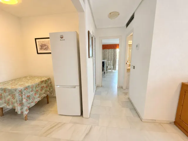 Apartamento con una gran terraza esquinera en  la urbanización Arpón II, en el kilómetro 4 de La Manga del Mar Menor. — 17