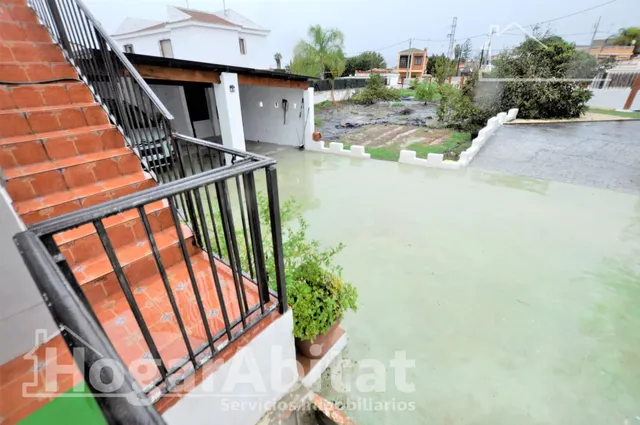 ¡Magnífico chalet! Amplio y lleno de luz, con piscina, terraza, garaje y parcela — 46