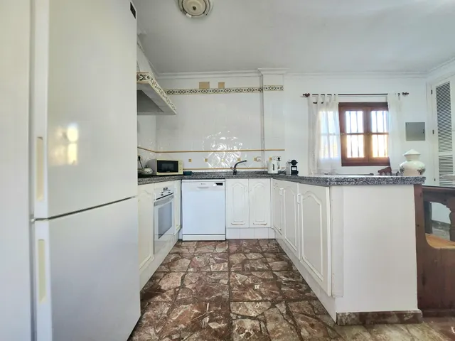 IMPRESIONANTE CASA EN CENTRO DE ALCALA DE UNA SOLA PLANTA CON LOCAL COMERCIAL Y GARAJE. — 48