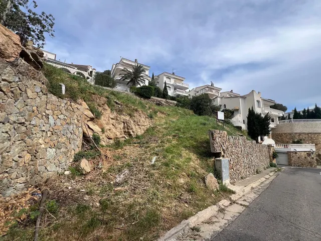 Parcela urbana de 649 m2 en Puig Rom (Roses) con vistas y gr - foto 4