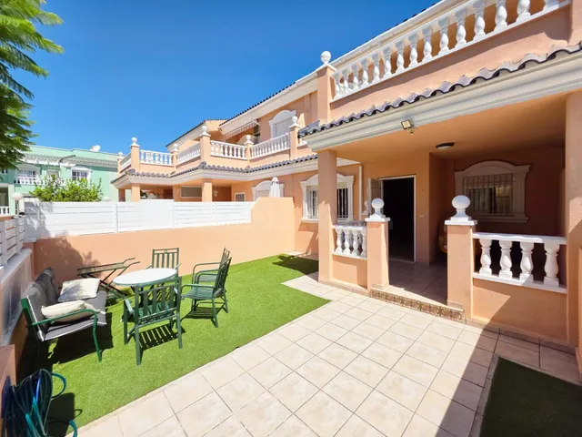 Bungalow de 2 plantas con terraza frente a la piscina en Med