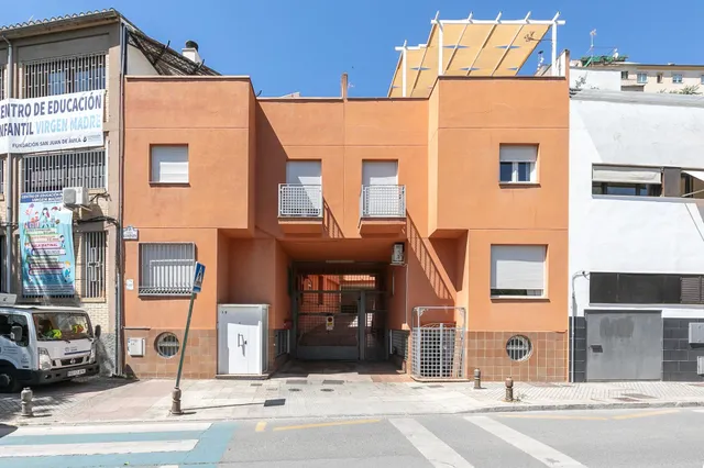 Magnífico adosado con apartamento independiente en Bola de Oro, Granada — 3