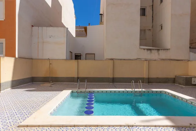 Acogedor piso en planta baja con piscina comunitaria — 27