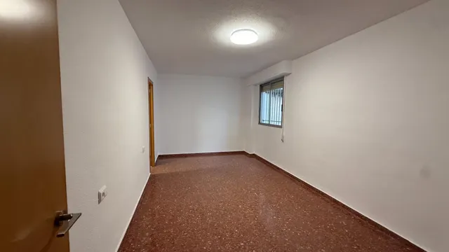 Piso en alquiler de tres dormitorios y dos baños completos. — 8