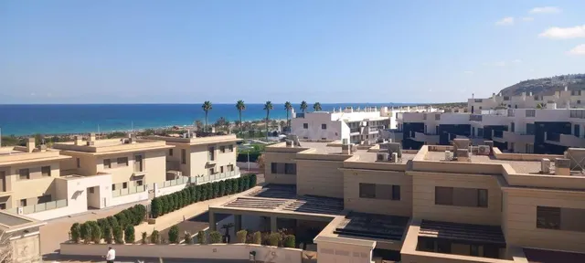 Apartamento de 2 dormitorios y 2 baños con vistas al mar, ub - foto 2