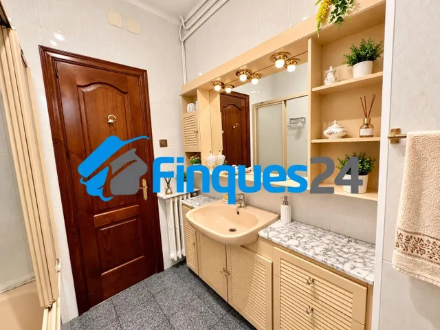 Amplio piso de 4 habitaciones en el centro de Manresa — 23
