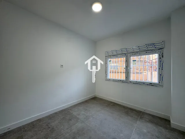 Inmoparadise les ofrece espectacular vivienda en venta en Alicante centro, el edificio los representantes . 120m2, 3 dormitorios, dos baños,reformada. — 27